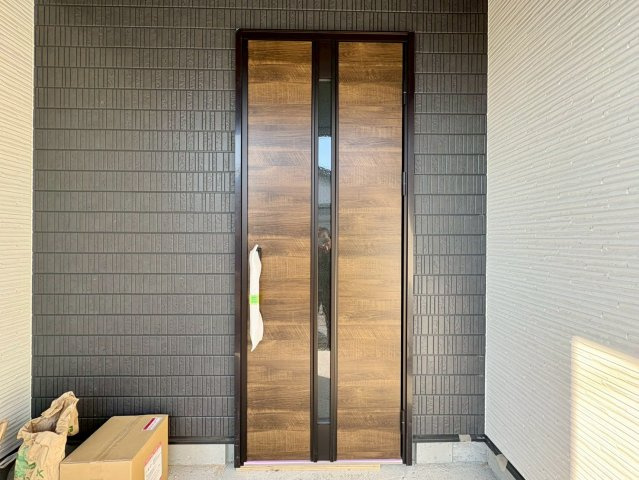  土佐市高岡町乙1棟の玄関|外観デザインに調和する、上質感ある玄関