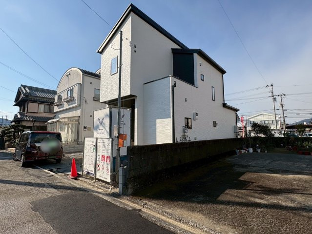  土佐市高岡町乙1棟の前面道路含む現地写真|立体感あるフォルムが目を引く、スタイリッシュな外観