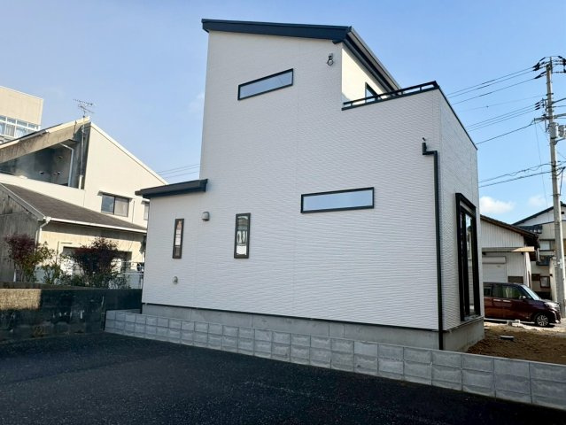  土佐市高岡町乙1棟の外観|採光と外観デザインを両立した、すっきりした佇まい