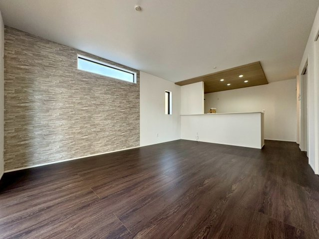  土佐市高岡町乙1棟の居間・リビング|折り上げ天井で空間にメリハリのあるリビング