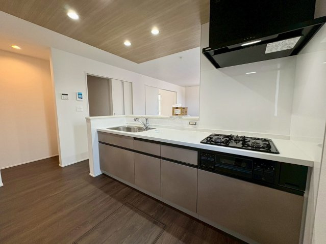  土佐市高岡町乙1棟のキッチン|料理中も家族と会話がしやすい対面式キッチン