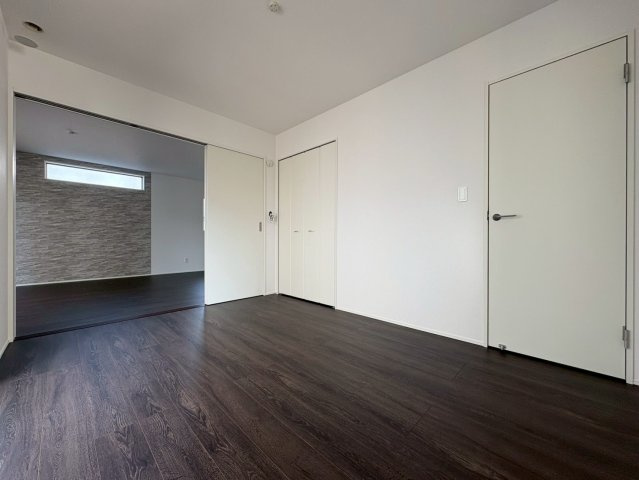  土佐市高岡町乙1棟の洋室|LDKとつなげて使える、開放感のある洋室