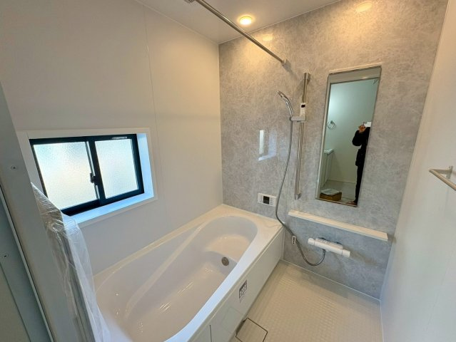  土佐市高岡町乙1棟の浴室|窓付きで換気しやすく、快適に使えるバスルーム