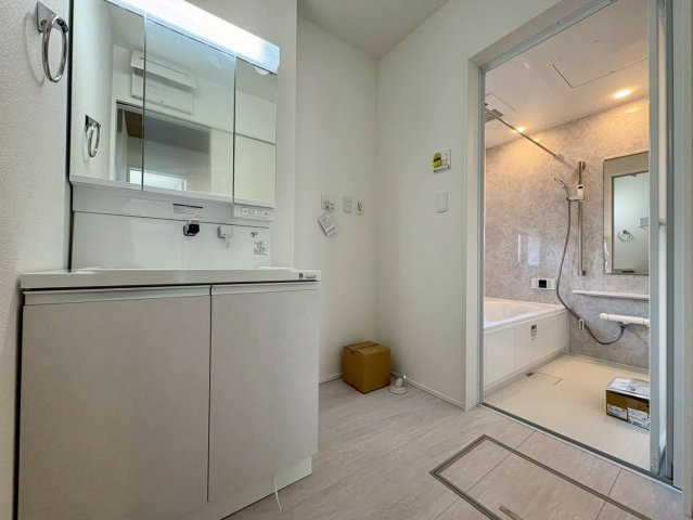  土佐市高岡町乙1棟の独立洗面台|三面鏡付きで、朝の身支度がしやすい洗面台