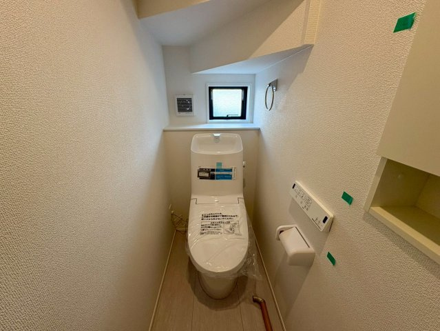  土佐市高岡町乙1棟のトイレ|収納棚付きで、使い勝手の良いトイレ