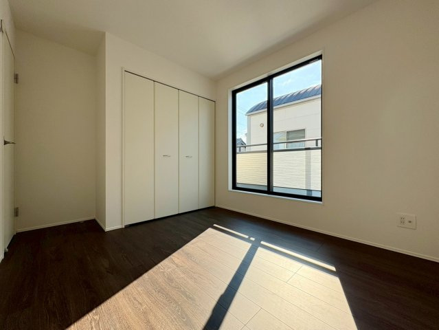  土佐市高岡町乙1棟の洋室|クローゼット付きで、すっきり使える居室