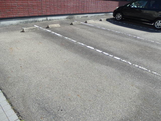 ネイ・クレストⅠの駐車場