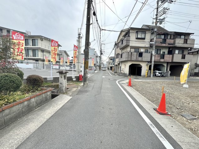 西京区上桂西居町　条件なし土地　１号地の前面道路含む現地写真|【東側道路】前道は南側への一方通行道路です。幅員3.95ｍ！