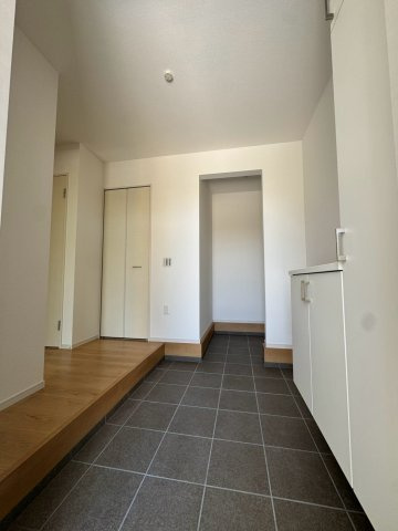 西京区上桂西居町　１号地の玄関|シューズボックスや、スノーボードなどの大きな荷物も入るシューズクロークがございます