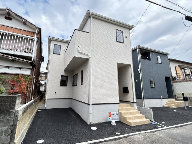 高知市薊野南町１号棟　新築戸建ての外観|白を基調とした爽やかなデザイン。毎日の帰宅が楽しみになる住まい。