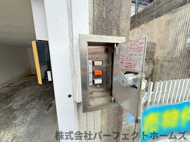 杉山手1丁目戸建の設備|電動シャッター付き車庫