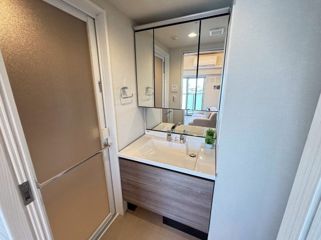 【収納】 | グローリオ高円寺 | リビング横の洋室4.2帖には、大型クローゼットも搭載です♪こちらのお部屋も2面彩光で、収納力ともに優れた仕上がりとなっています。