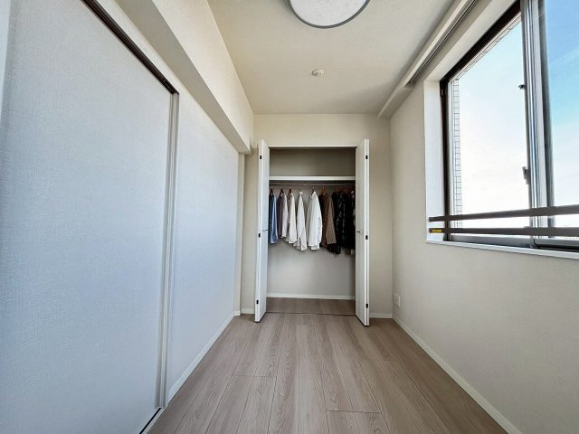 【収納】 | グローリオ高円寺 | リビング横の洋室4.2帖には、大型クローゼットも搭載です♪こちらのお部屋も2面彩光で、収納力ともに優れた仕上がりとなっています。