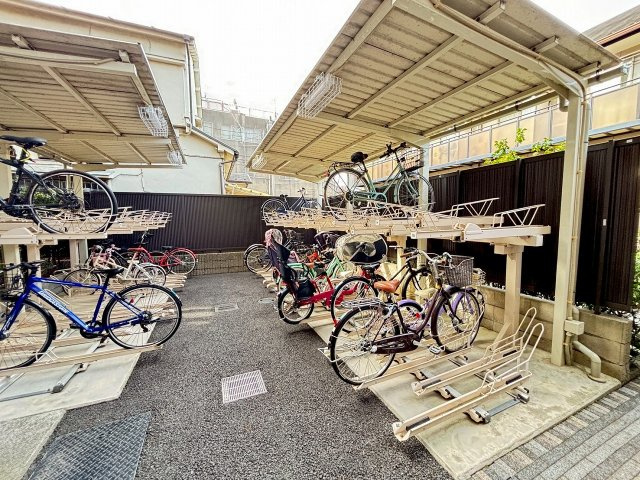 【駐輪場】 | グローリオ高円寺 | 屋根付き駐輪場！今や電動自転車も当たり前の時代ですね！やはり雨ざらしより屋根付きの方が良い♪