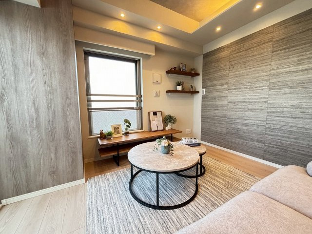 【居間・リビング】 | グローリオ高円寺 | 12.7帖のリビングはアクセントパネルと用いることでよりおしゃれな空間に！！家族の集まる憩いの場所。形のいいリビングですのでレイアウトも自由自在！