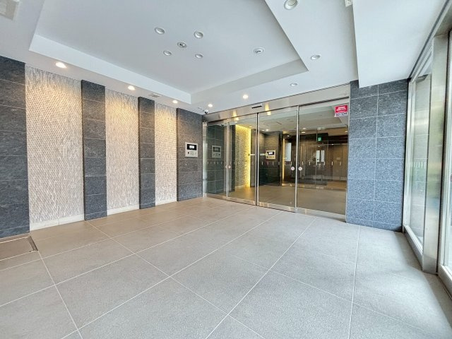 【エントランス】 | グローリオ高円寺 | 清掃の行き届いたハイグレードなエントランス♪ダブルオートロックを採用しセキュリティー対策にも万全です。お客様が来ても自慢できるエントランスですね♪