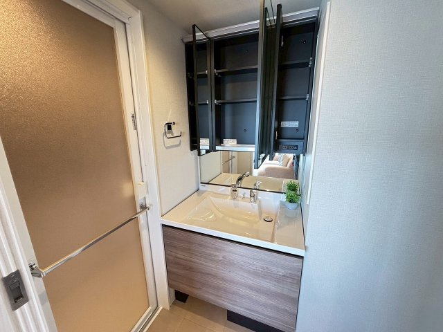 【独立洗面台】 | グローリオ高円寺 | 三面鏡を開ければこれだけの収納です♪お化粧品や整髪料、様々収納可能で朝の身支度も楽しくなりますね♪