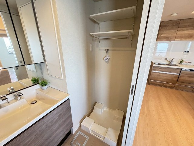 【脱衣所】 | グローリオ高円寺 | 洗濯機置き場常備にもしっかり収納確保♪縦型横型どちらでも対応可能です！上部収納はあると嬉しいアイテムの一つですね♪