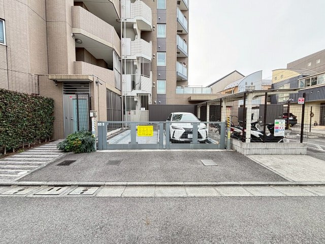 【駐車場】 | グローリオ高円寺 | 敷地内に駐車場御座います♪空き状況につきましてはその都度ご確認下さい。