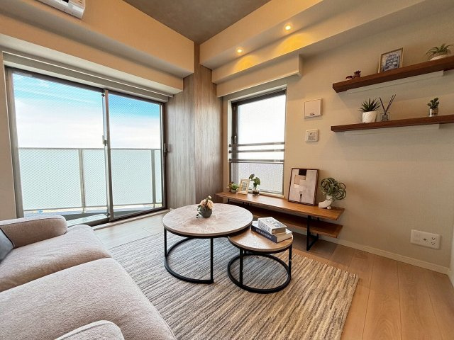 【居間・リビング】 | グローリオ高円寺 | 2方向からの明るい陽ざし♪東側からの彩光で朝日をふんだんに取り込み、明るい一日をスタート！活力ある一日はこのリビングから始まりますね♪