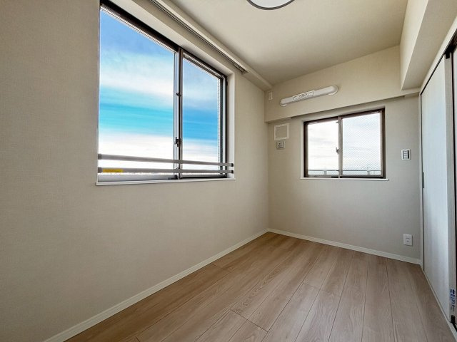 【洋室】 | グローリオ高円寺 | リビングダイニングを含めたすべてのお部屋が2面彩光です♪室内どこにいても日当たり通風良好です！