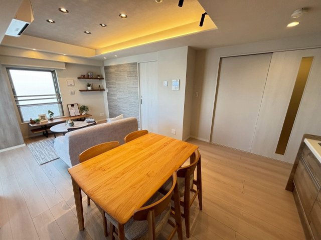 【居間・リビング】 | グローリオ高円寺 | 12.7帖のリビングには、床暖房も搭載で寒い季節でも暖かく過ごせます♪2方向からの彩光で明るく楽しい家族団らんのひと時は如何でしょうか！？「今から見たい」にも柔軟にご対応致します。