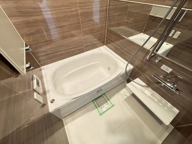 【浴室】 | グローリオ高円寺 | 横長に設置した鏡は、浴槽に入っていながらもご自身の姿が確認できます♪美容に拘る女性にも喜ばれる造りに仕上げてみました♪