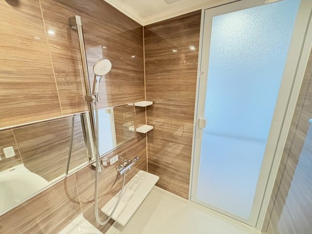 【トイレ】 | グローリオ高円寺 | 温水洗浄便座付の清潔感あるトイレ。操作パネル付きで快適にご利用頂けるプライベート空間♪