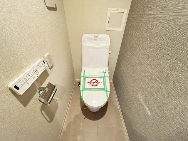 【独立洗面台】 | グローリオ高円寺 | 鏡の裏も収納です！下部収納と合わせればかなりの物が収まります♪日用品を整理しやすく優れた仕様です。こちらも是非一度現地でご体感下さい。