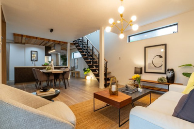 【居間・リビング】 | マイタウン浜甲子園プレミアム◇◆限定1区画◇◆モデルハウス◇◆ | 【同社施工例写真】
床材・・・Panasonic製が標準仕様！
LDKには、床暖房3か所標準で付いています♪