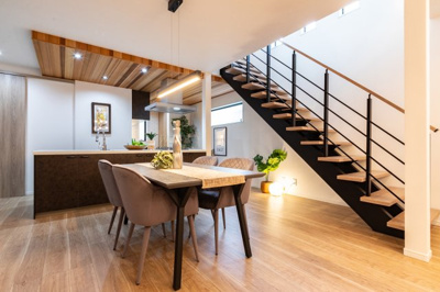 【居間・リビング】 | マイタウン浜甲子園プレミアム◇◆限定1区画◇◆モデルハウス◇◆ | 【同社施工例写真】
床材・・・Panasonic製が標準仕様！
LDKには、床暖房3か所標準で付いています♪