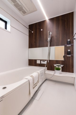 【浴室】 | マイタウン浜甲子園プレミアム◇◆限定1区画◇◆モデルハウス◇◆ | 【同社施工例写真】
浴室・・・Panasonic製が標準仕様♪
1坪サイズの浴室です♪
大阪ガスの浴室冷暖房・ミストカワック・ミストサウナも入っています♪
浴室に窓があるのが嬉しいですね♪