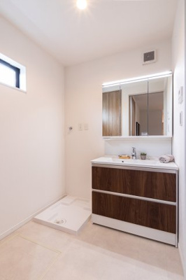 【独立洗面台】 | マイタウン浜甲子園プレミアム◇◆限定1区画◇◆モデルハウス◇◆ | 【同社施工例写真】
洗面化粧台・・・Panasonic製が
標準仕様♪
3面鏡で、幅もあり
照明にはLED電気を採用致しました♪