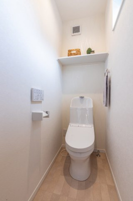 【トイレ】 | マイタウン浜甲子園プレミアム◇◆限定1区画◇◆モデルハウス◇◆ | 【同社施工例写真】
トイレ・・・TOTO製が標準仕様♪
手洗い付きです♪