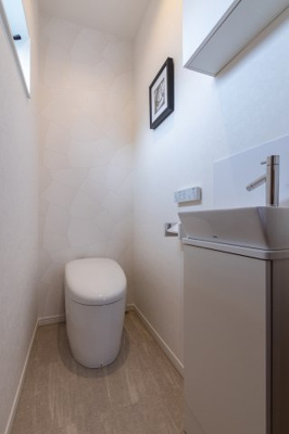 【トイレ】 | マイタウン浜甲子園プレミアム◇◆限定1区画◇◆モデルハウス◇◆ | 【同社施工例写真】
トイレ・・・TOTO製が標準仕様♪
タンクレスで手洗い機付きです♪