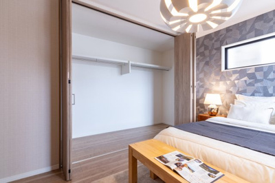 【洋室】 | マイタウン浜甲子園プレミアム◇◆限定1区画◇◆モデルハウス◇◆ | 【同社施工例写真】
主寝室♪
全居室に収納があるので、収納には困りません♪