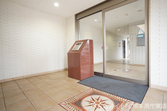 熊本市東区八反田２丁目の賃貸マンションのエントランス