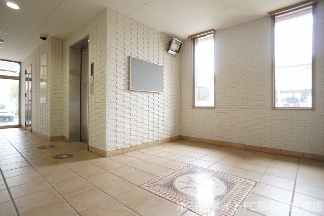 熊本市東区八反田２丁目の賃貸マンションのロビー