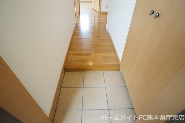 熊本市東区八反田２丁目の賃貸マンションの玄関
