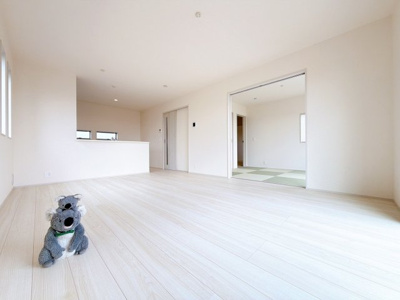 【居間・リビング】 | 前橋市鼻毛石　新築住宅 | 窓を開けるとスッーと爽やかな風を感じるリビング。家族の笑顔が集まる幸せな空間。