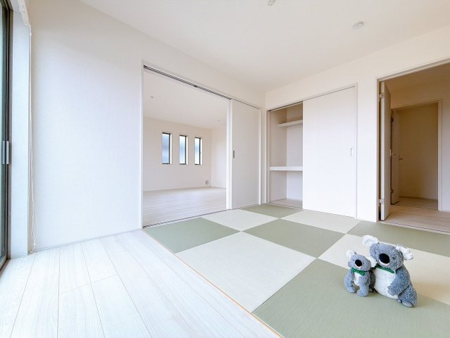 【和室】 | 前橋市鼻毛石　新築住宅 | LDKに隣接している和室。お子様を遊ばせたりお昼寝させたりしながら家事を行えます。