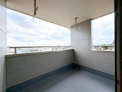 【バルコニー】 | 前橋市鼻毛石　新築住宅 | ゆとりあるバルコニーは机やイスを並べて開放的な空間としても◎
インナーバルコニーで雨の日も安心！
