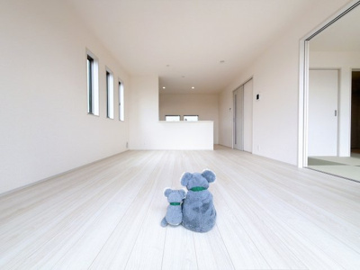 【居間・リビング】 | 前橋市鼻毛石　新築住宅 | 窓から差し込む陽光がリビングでくつろぐ家族を暖かく包み込みます。
皆で笑って過ごす幸せ溢れるリビング。