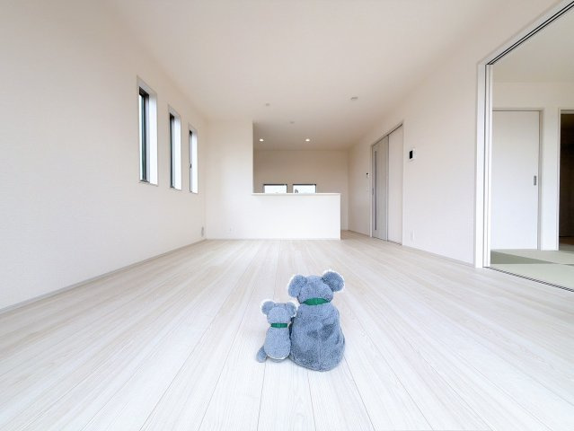 【居間・リビング】 | 前橋市鼻毛石　新築住宅 | 窓から差し込む陽光がリビングでくつろぐ家族を暖かく包み込みます。
皆で笑って過ごす幸せ溢れるリビング。