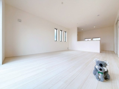 【居間・リビング】 | 前橋市鼻毛石　新築住宅 | リビング・ダイニングは白を基調としたシンプルな空間。
飽きの来ない雰囲気で◎