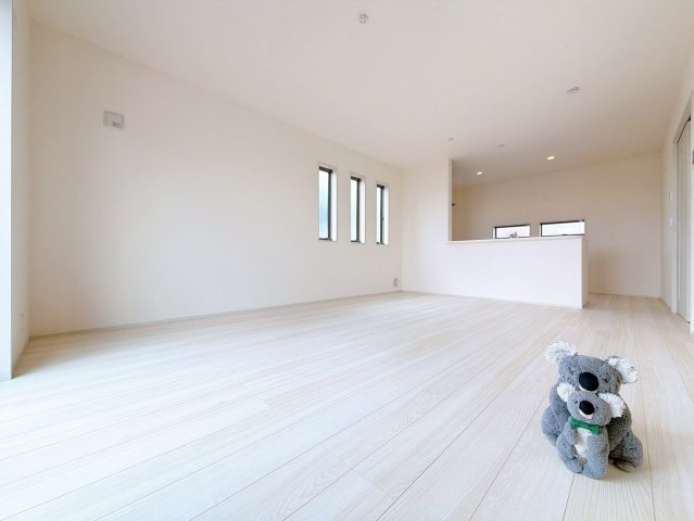 【居間・リビング】 | 前橋市鼻毛石　新築住宅 | リビング・ダイニングは白を基調としたシンプルな空間。
飽きの来ない雰囲気で◎