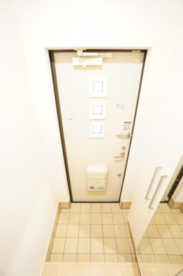 【玄関】 | ウエストヒルプラム | ※同物件・反転タイプの写真です。