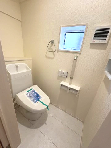 【トイレ】 | 福岡市南区弥永1丁目　3号棟（全4棟）【仲介手数料無料・0円】 | 現地写真。1階のトイレです。