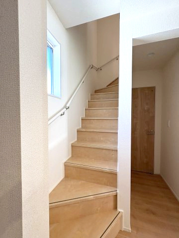 【内装】 | 福岡市南区弥永1丁目　3号棟（全4棟）【仲介手数料無料・0円】 | 現地写真。2階へ上がる階段です。手摺もついて安全ですね。