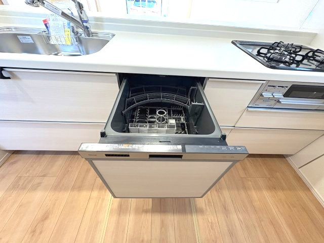 【キッチン】 | 福岡市南区弥永1丁目　3号棟（全4棟）【仲介手数料無料・0円】 | 現地写真。食洗器が付いてます。